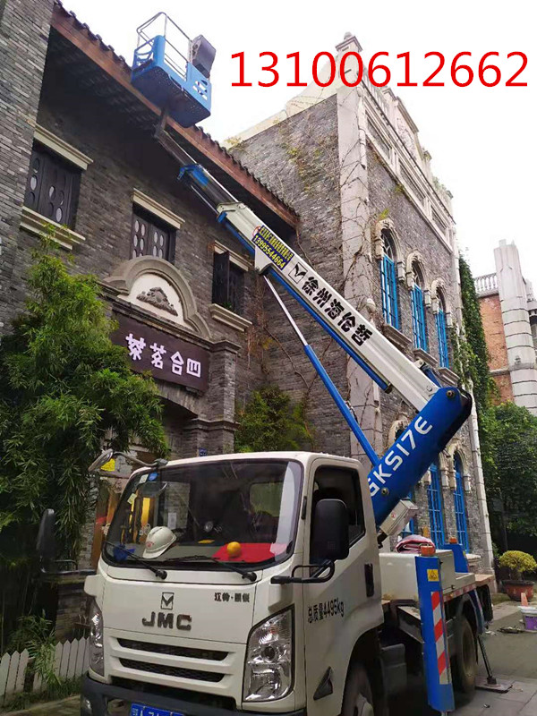 高空車修補(bǔ)房屋屋頂.jpg